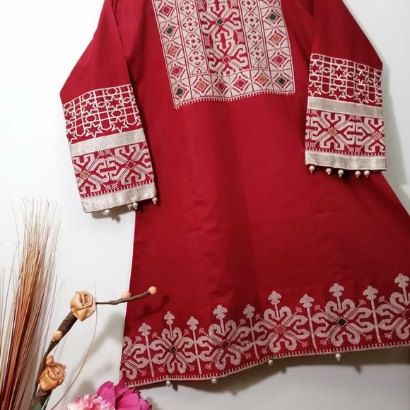 Extremely beautiful kurta for girls in red - Picture 3 of 3